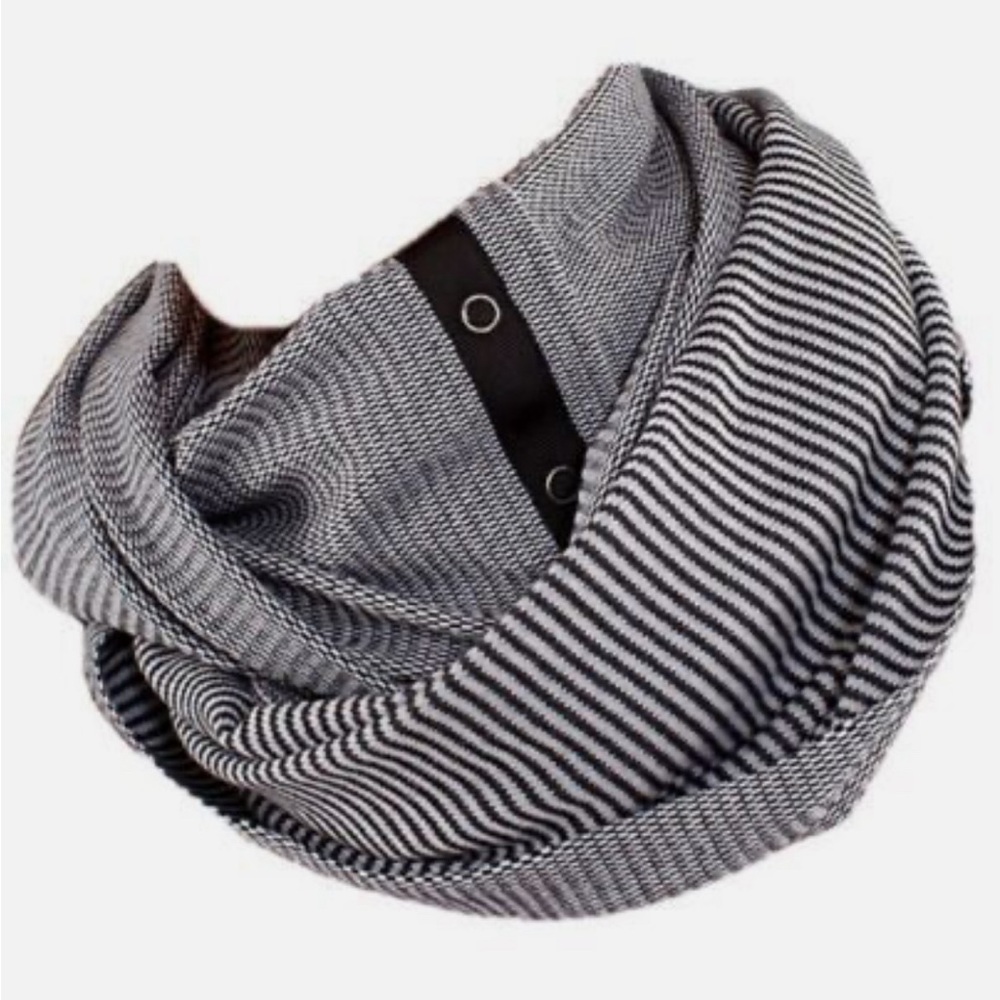 LULULEMON VINYASA BLACK AND WHITE WRAP SCARF.